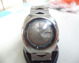 VINTAGE Classic SEIKO 5 SPORTS 21 Jewel, Big 42mm X 44mm X 20mm Cushion Case. Original Stainless Steel Bracelet. Very Scarce and Nice!