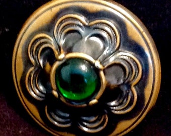 Antique Button Gay Nineties, Green in Brass Large