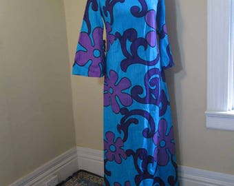 Tiki dress 70s Vintage Purple and Blue Hawaiian Maxi dress Daisy Hawaiian Dress Big sleeves tiny bows 70s Barckcloth Polynesian dress S