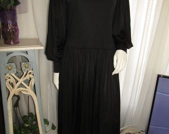 Vintage Ladies BLACK Billowy Long Sleeve DRESS-----No Label