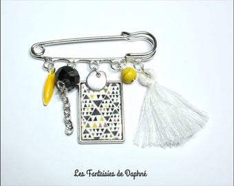 Brooch triangles pattern