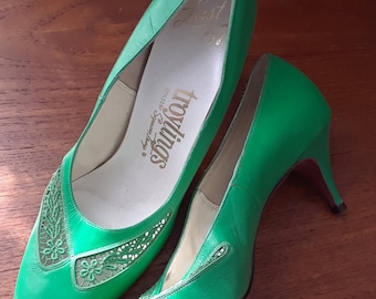 1950s 1960s Kelly Green Leather Pumps, Shoes, Heels, Cut Outs, Embroidery, Size 8.5M US