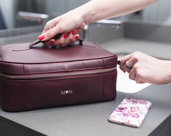Mothers Day gift - Personalized gift for Mother - Mothers Day gift ideas - Leather toiletry bag - Leather cosmetics bag - Monogrammed gift
