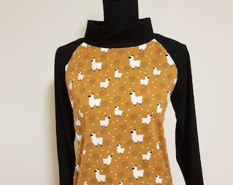 Summer sweater with collar and llamas