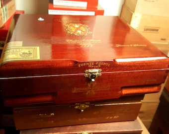 Arturo Fuente Opus X Chateau de la Fuente 1992 empty wooden must have cigar box with metal hinges and clasp