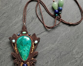 Pendant macrame and gemstones