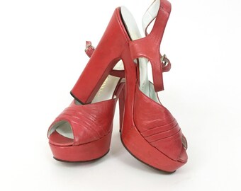 Vintage 1970s made in Italy strawberry red leather platform heel sandals - size 37