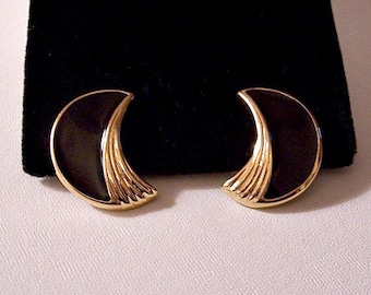 Trifari Black Crescent Pierced Post Stud Earrings Gold Tone Vintage Striped Edge Discs Ribbed Inside Accent Brushed Lined Backs