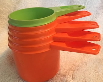 Free Shipping - Tupperware measuring Cups Orange and 1 Green 1/3, 1/2, 2/3. 3/4, 1 Cup