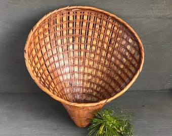 Vintage Wicker Wall Pocket Basket | Woven Wicker Shell | Rattan Wall Decor | Boho Decor | Jungalow | Beach Decor | Wall Planter