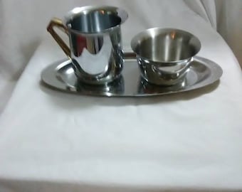 Vintage. Sugar bowl and creamer set.