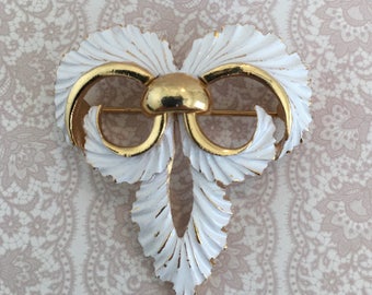 Crown Trifari Fleur De Lis Gold Tone White Enamel Vintage Brooch Pin