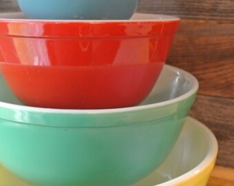 Vintage Pyrex Mixing Bowl Set