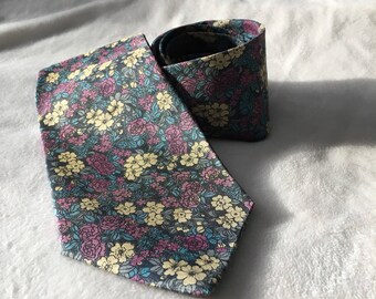 floral tie, 1990s tie, 90s tie, necktie with flowers, floral print tie, hipster tie, pink tie, boho tie, flower tie, flower necktie, 70s tie