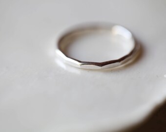 Minimaliste. UNE Bague en argent.
