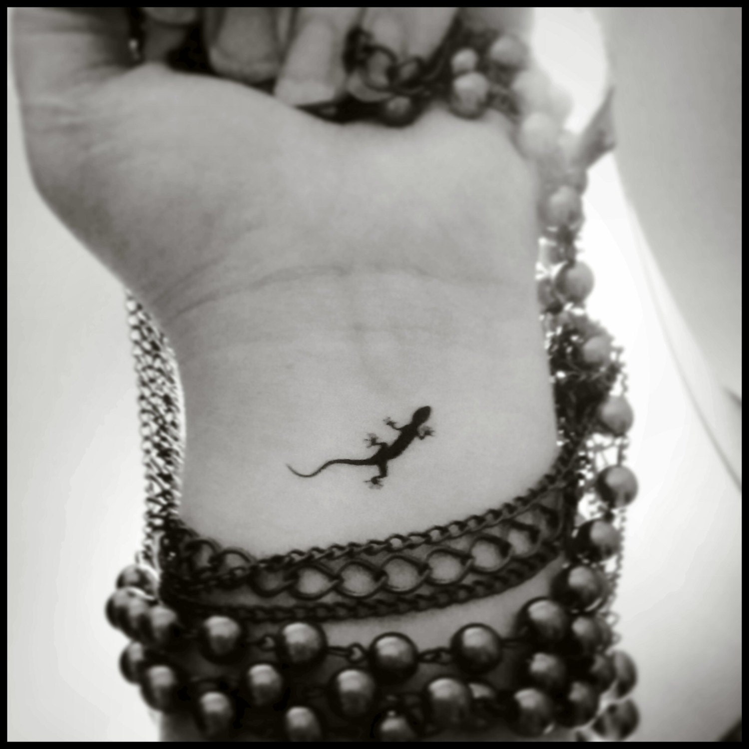 Description This Set Includes 4 Gecko Temporary Tattoos Description This Set Includes 4 Gecko Temporary Tattoos