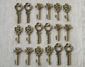 The Lost Keys - Skeleton Keys - 30 x Antique Brass Bronze Vintage Skeleton Keys Small Key Charms Set
