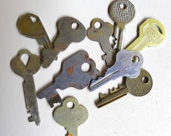Mixed lot Vintage Keys Salvage Supply Small Keys rusty mixed metals lot of 10