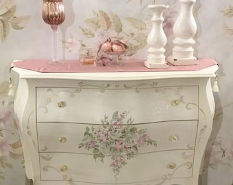 Dresser chest of drawers decorated