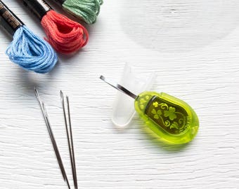 Embroidery Needle Threader | Clover Embroidery Threader for Threading Needles with Embroidery Floss, Perle Cotton, Metallic Threads