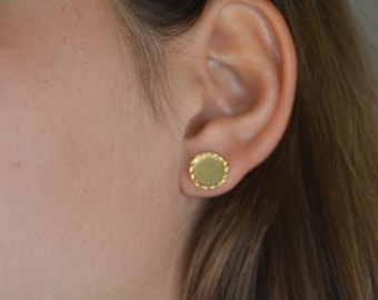 Gold disc earrings, retro stud earrings, delicate gold earrings, round disc earrings, small disc earrings, simple earrings, bridesmaid studs