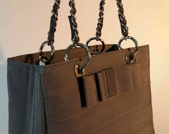 Chain shoulder bag with bow.