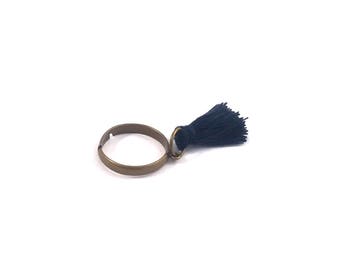 Bague pompon bleu marine