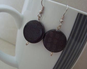 Mother of pearl earrings in shades of grey
