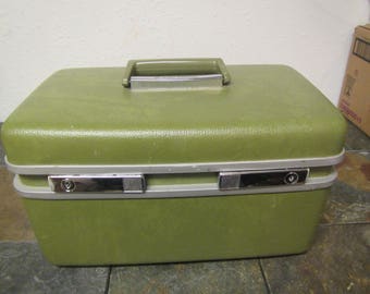 ROYAL TRAVELLER Medalist Train Case with Mirror and tray , Makeup Case, Overnite Case, Travel case , Luggage ,