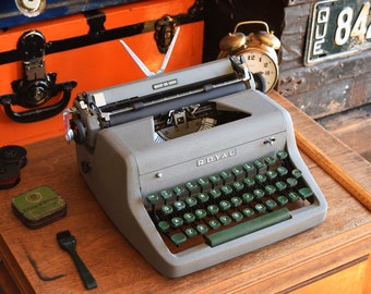Royal Quiet Deluxe Manual Typewriter - Broken / Not Working - As Is - Decorative Typewriter and original case - Made in Canada