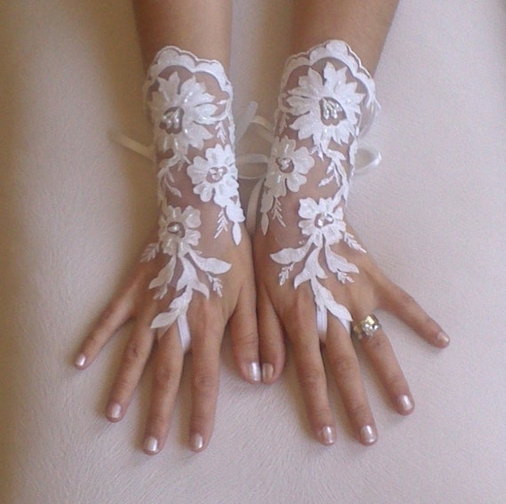 Unique very elegant Ivory and 3D flower Wedding gloves bridal gloves gauntlet guantes wedding trend rustic wedding rustic accessory