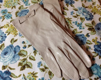 Vintage Beige Leather Gloves, 60's Wrist Length Gloves, Made In Italy Gloves, Size 6.5 Gloves