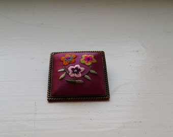 hand embroidered pin/pendant