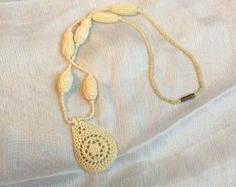 Vintage 1970s Lucite beaded pendant necklace