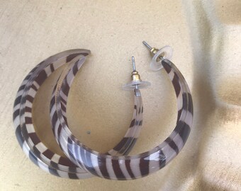 70's vintage lucite hoop earrings in natural striped tones