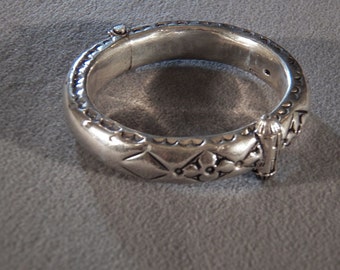 Vintage Sterling Silver Bold Fancy Raised Relief Hinged 55 Gram Bangle Bracelet **RL