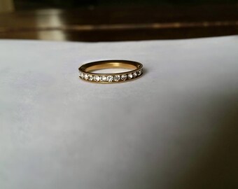 size 7 gold ring with eye catching diamond rhinestones all around