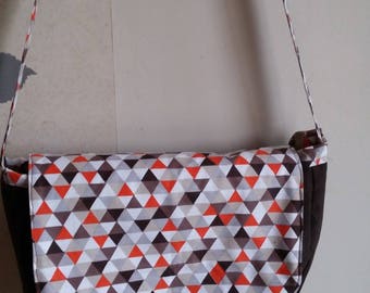 Messenger style shoulder bag