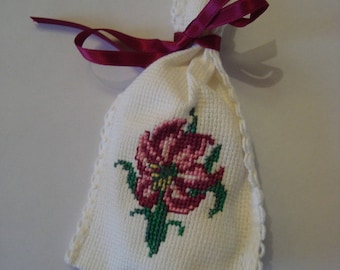 Flower sachet to the cross stitch