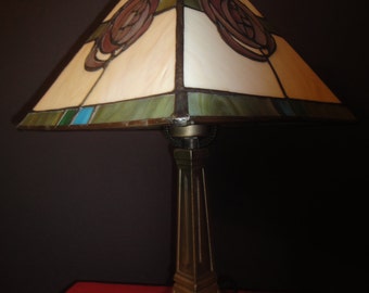 Tiffany style lamp in brass stem height 43cm 220/240v