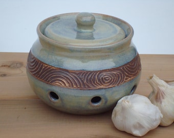 Garlic keeper, garlic jar, pottery garlic keeper, ceramic garlic jar, garlic container