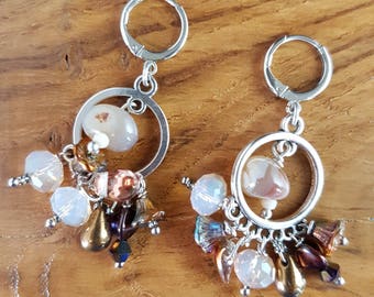 TINY FLOWER EARRINGS.