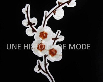 Patch, badge fusible white cherry blossoms with buds to sew or iron 125 x 95 mm - flower applique