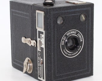 Kodak Six-20 Brownie Junior Box Camera - Very Good condition and tested - c.1939