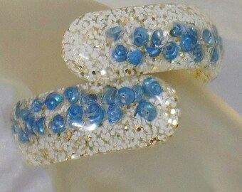 Vintage Confetti Lucite Bypass Clamper Bracelet. Baby Blue Seashells. 1950s Silver White Glitter Bracelet.