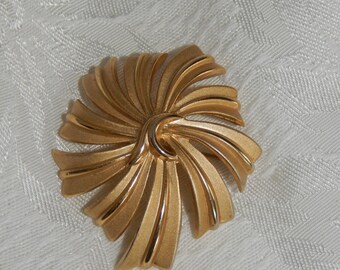 Vintage Crown Trifari Gold Brooch/Pin Vintage Matte Gold Pin Vintage Trifari