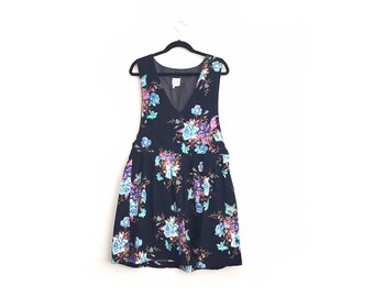 Size L // FLORAL CORDUROY PINAFORE // Black - Blue Roses - Sleeveless Jumper - V-Neck - Cord Dress - Vintage '90s.