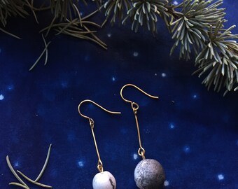 THE MOON | The asymmetrical white and grey ceramics balls drop earrings