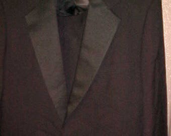 Vintage Black Mans Tux, large, underarm to underarm in back 27",shoulder 21". Pants 38" , inseam32" #3038
