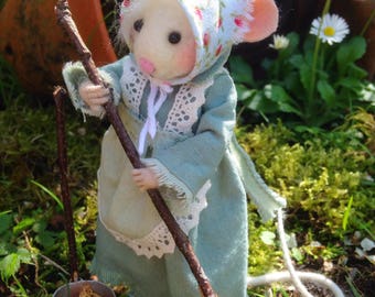 Needle Felted Mouse: Margarita and the cleaning